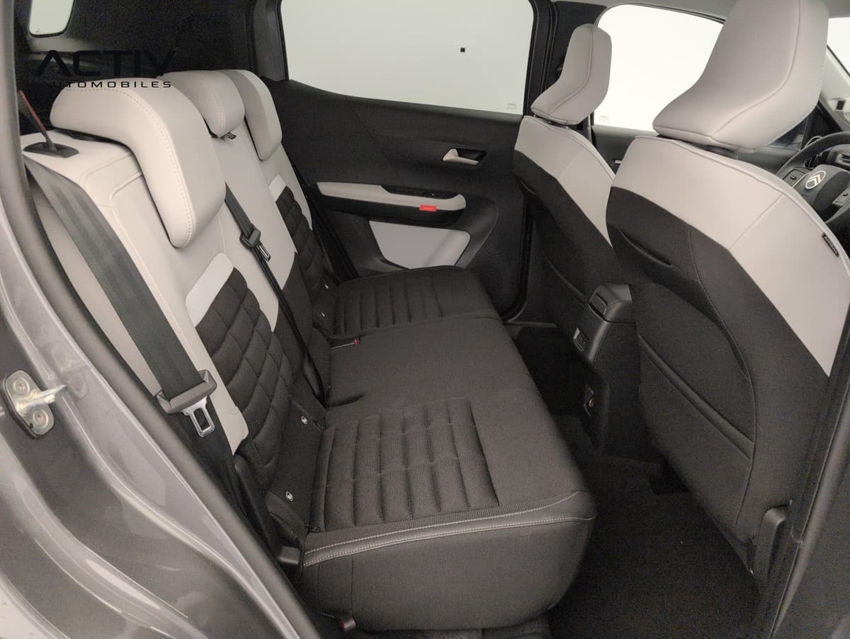 Citroën C3 Aircross : banquette arrière noire et gris clair vue par la portière arrière ouverte