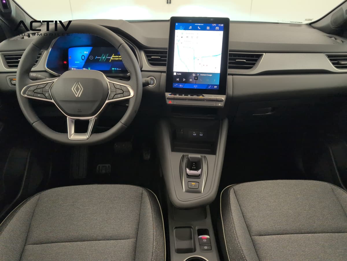 Renault Symbioz : planche de bord avec grand écran vertical, volant et levier de vitesses