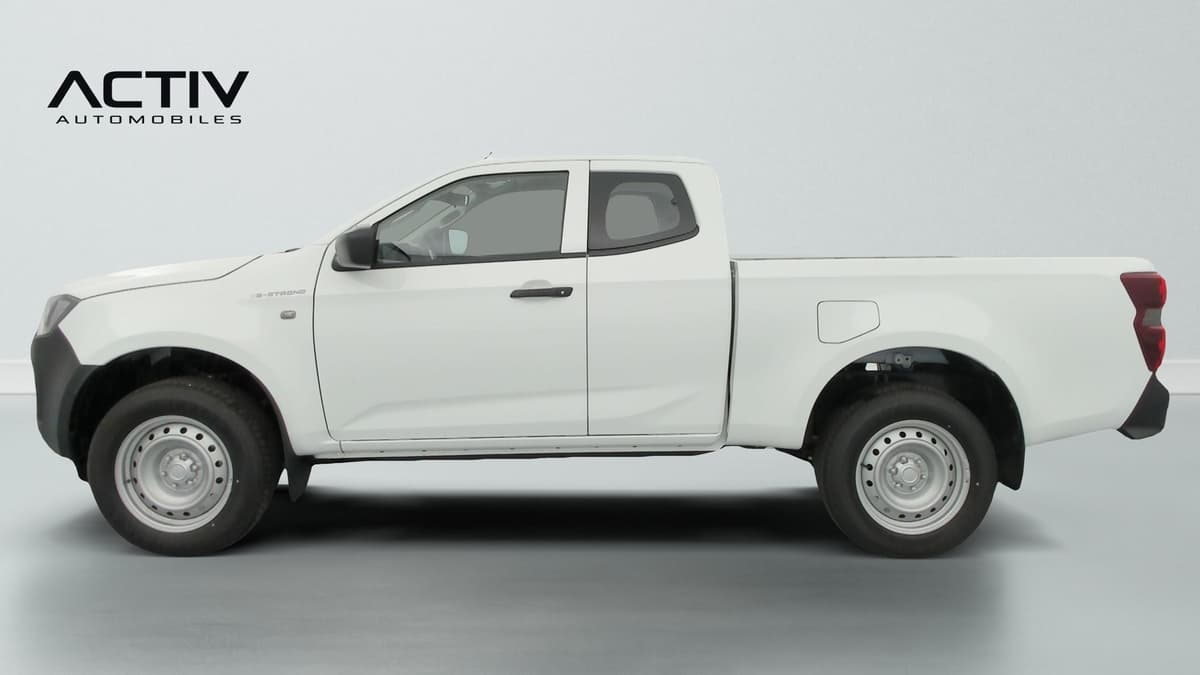 Isuzu D-MAX : profil gauche du pick-up blanc à cabine allongée et plateau arrière