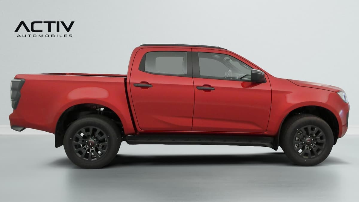 Isuzu D-MAX : profil droit du pick-up rouge avec jantes noires et marchepied latéral
