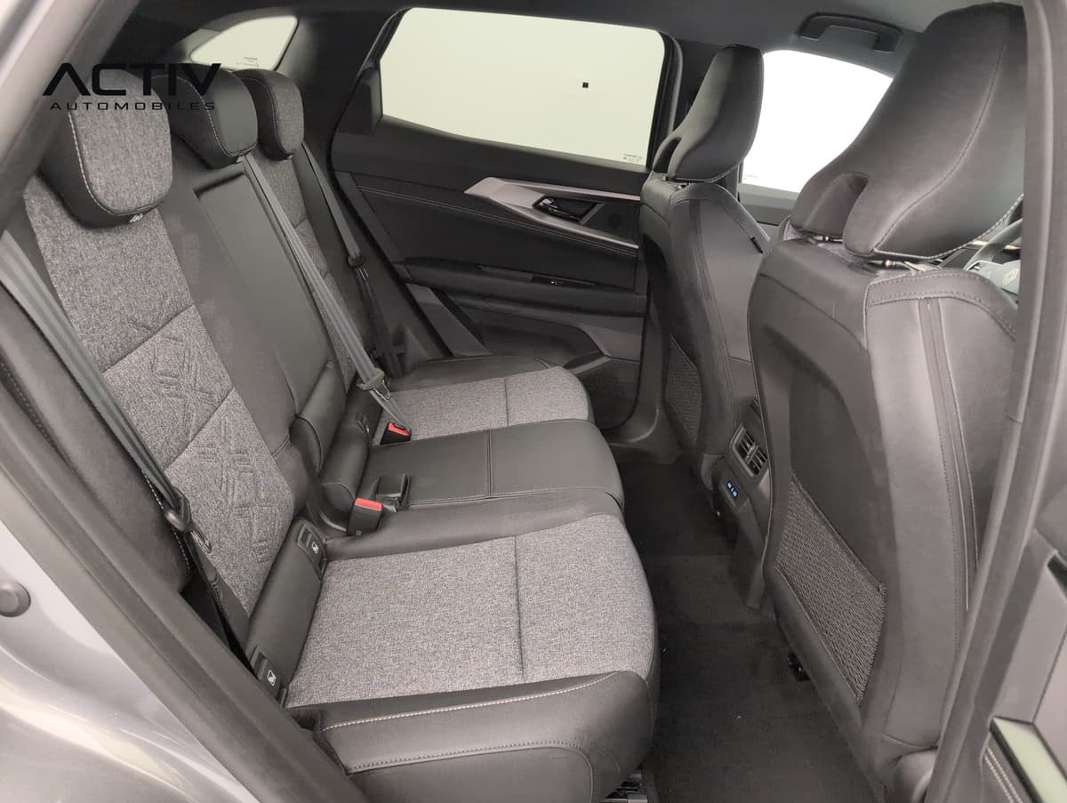 Renault Austral : banquette arrière en tissu gris chiné avec motif embossé, vue par la portière ouverte