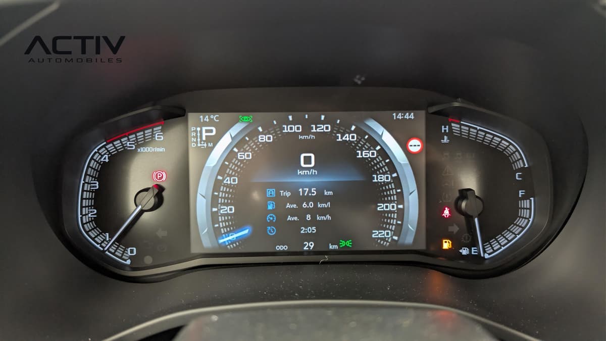 Isuzu D-MAX : compteurs avec écran d'informations central et indicateur de boîte automatique