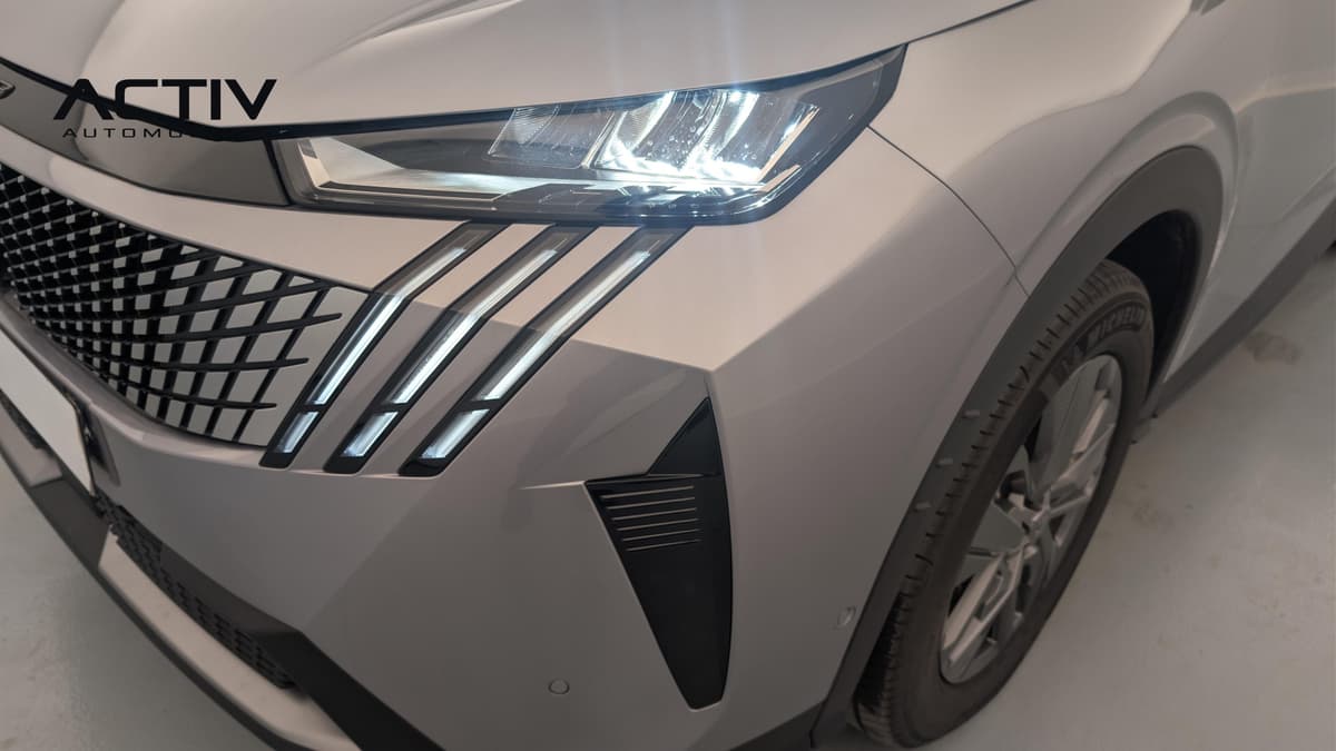 Peugeot 5008 : projecteur avant à LED allumé avec feux diurnes en trois griffes