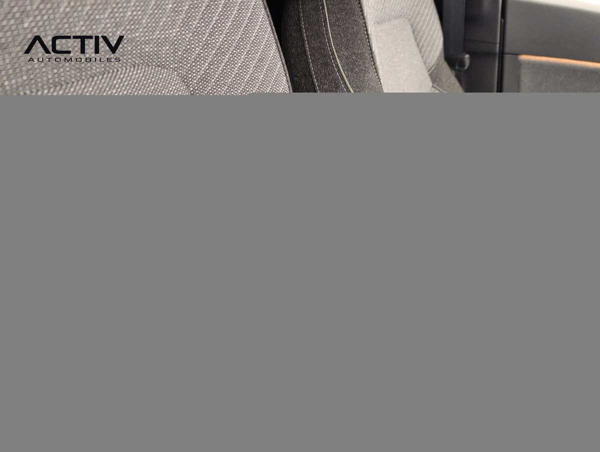 Renault Captur : sièges en tissu gris chiné avec flanc sombre et surpiqûres claires