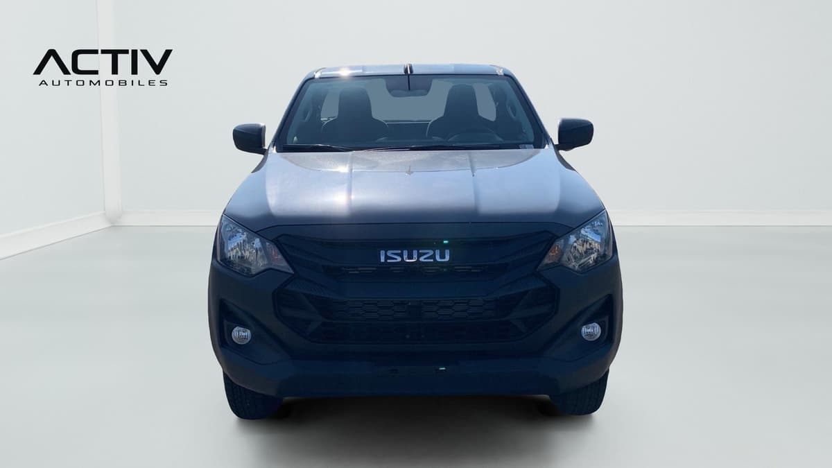 Isuzu D-MAX : face avant avec calandre sombre, phares et feux anti-brouillard
