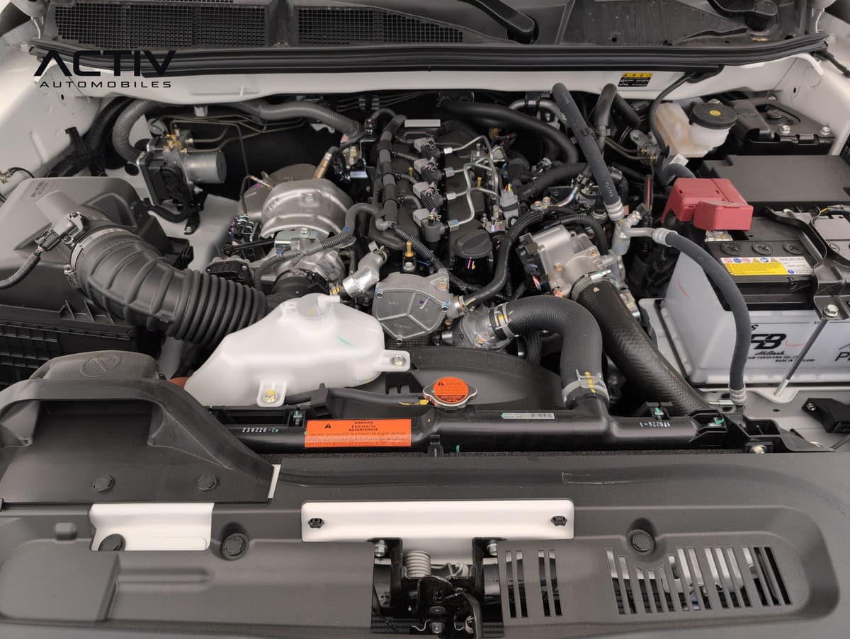 Isuzu D-MAX : compartiment moteur diesel propre avec batterie et vase d'expansion