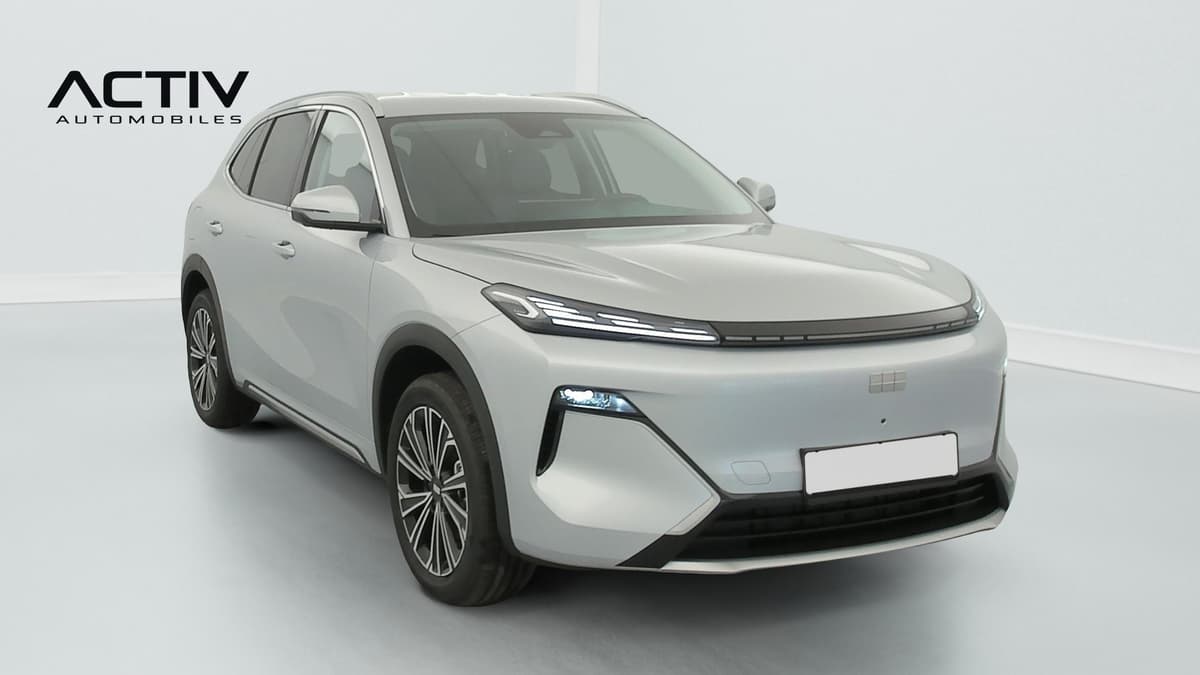 Geely Starray : vue avant trois quarts droit d'un SUV gris clair avec jantes alliage