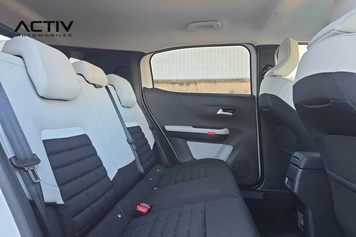 Citroën C3 Aircross : banquette arrière en tissu noir et gris clair avec ceintures et appuis-tête