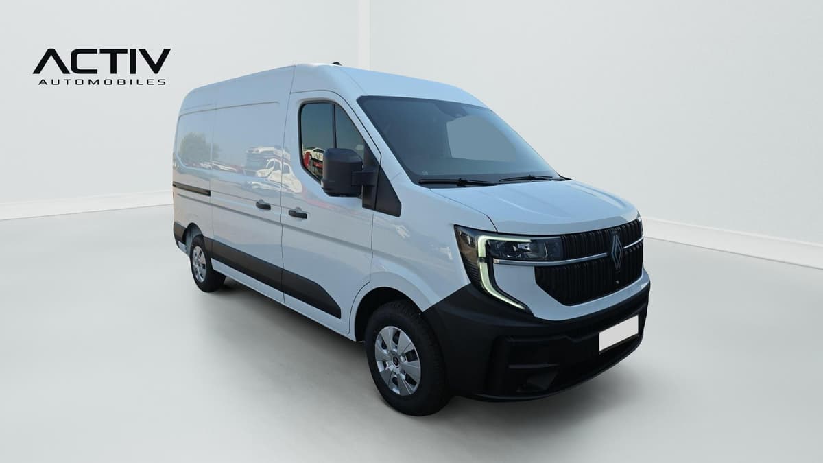 Renault Master Fourgon : fourgon blanc vu de l'avant trois quarts droit, côtés tôlés
