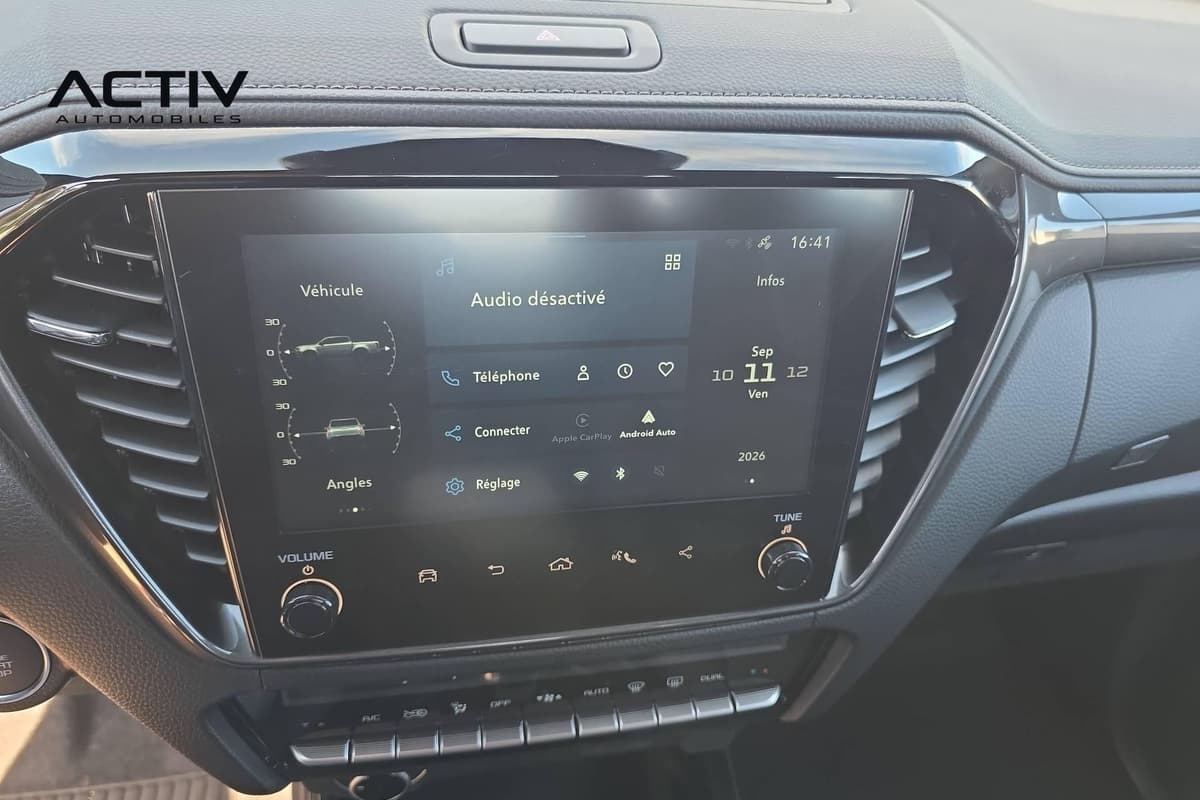 Isuzu D-MAX : écran tactile central avec menu multimédia, bouches d'aération et boutons