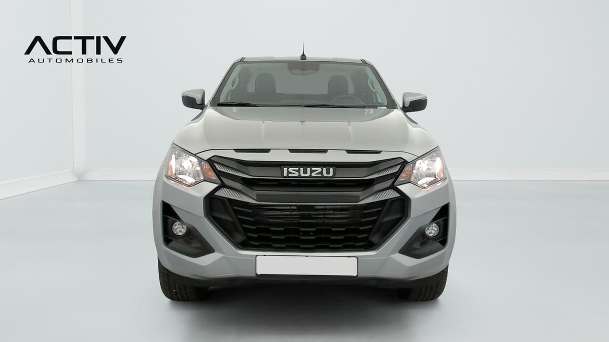 Isuzu D-MAX : face avant grise avec calandre noire, phares et antibrouillards