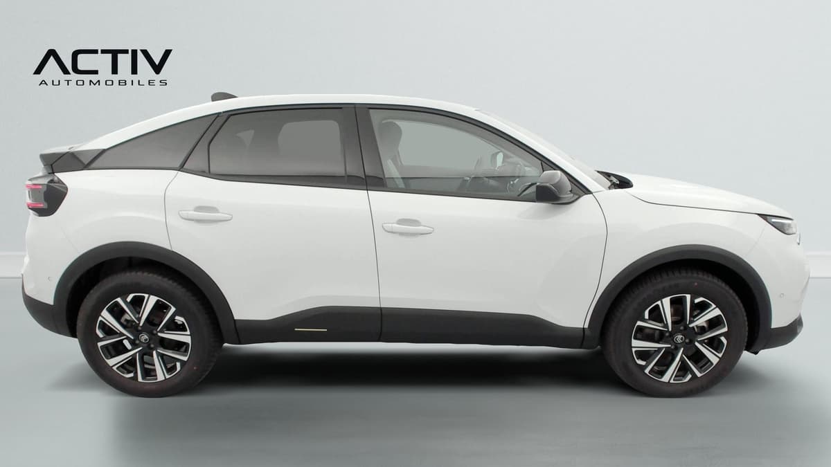 Citroën C4 : profil droit blanc avec jantes alliage bicolores et vitres arrière surteintées