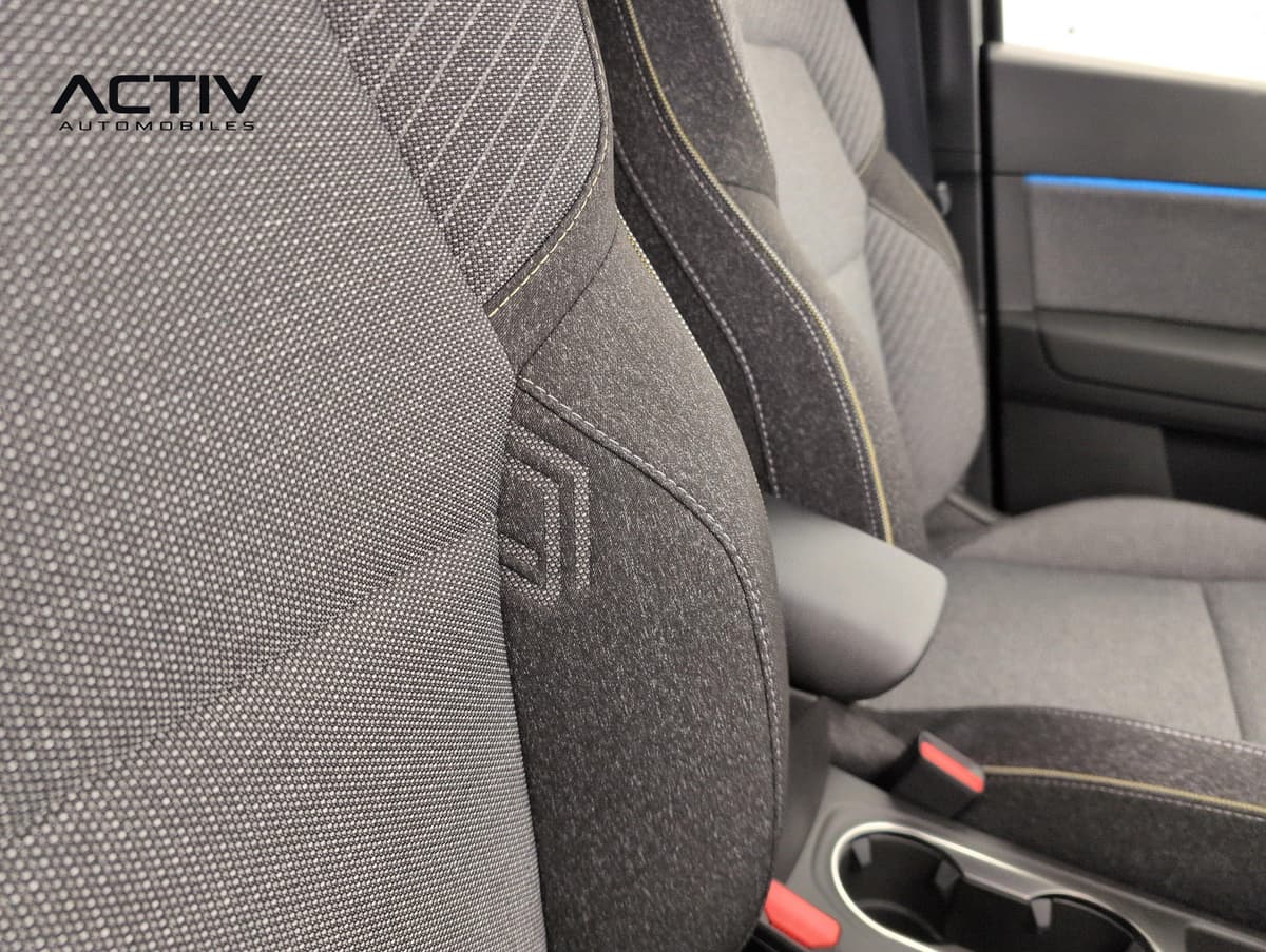 Renault Captur : sièges avant en tissu gris avec surpiqûres et accoudoir central