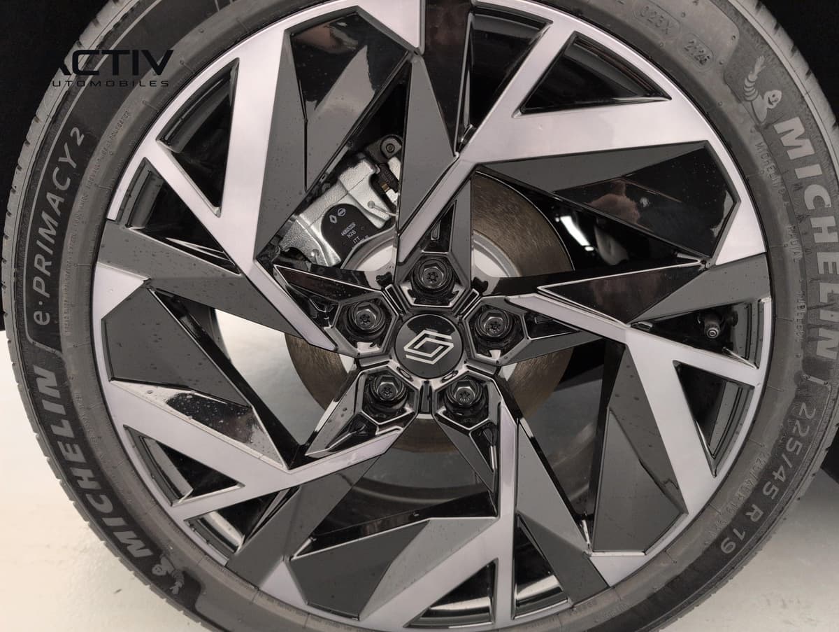 Renault Captur : jante aluminium bicolore noir brillant et pneu, vue de près