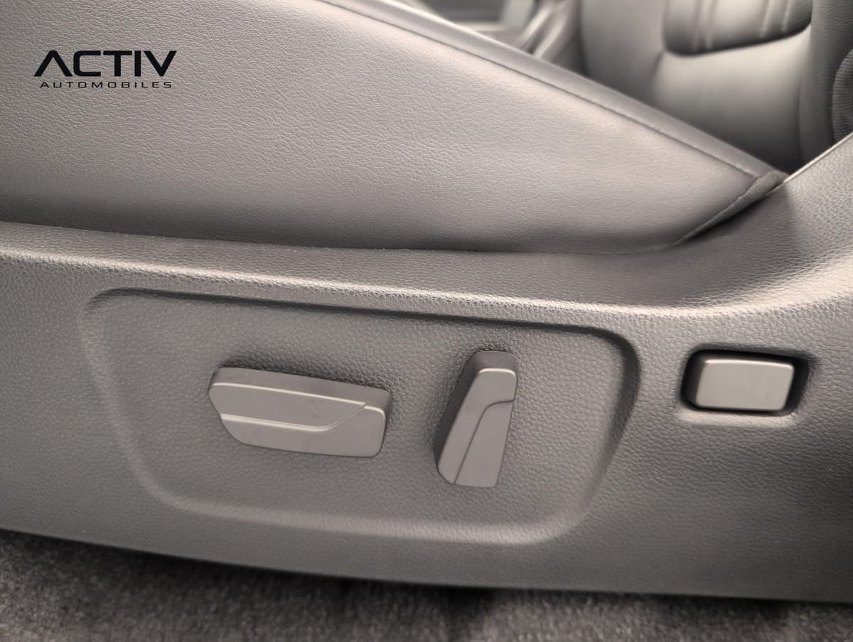 Isuzu D-MAX : commandes de réglage électrique du siège sur le flanc d'une assise en cuir