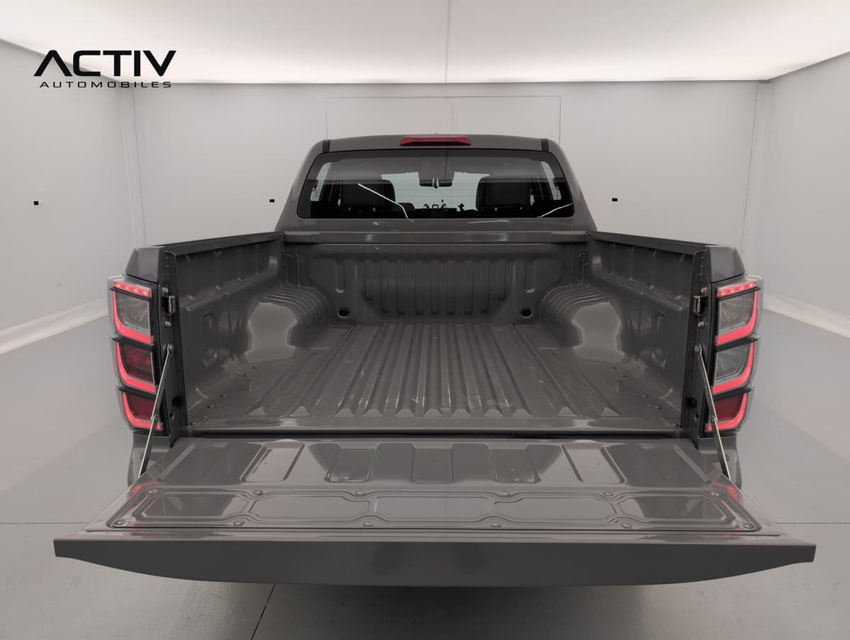 Isuzu D-MAX : plateau de pick-up vide avec hayon rabattu et feux arrière
