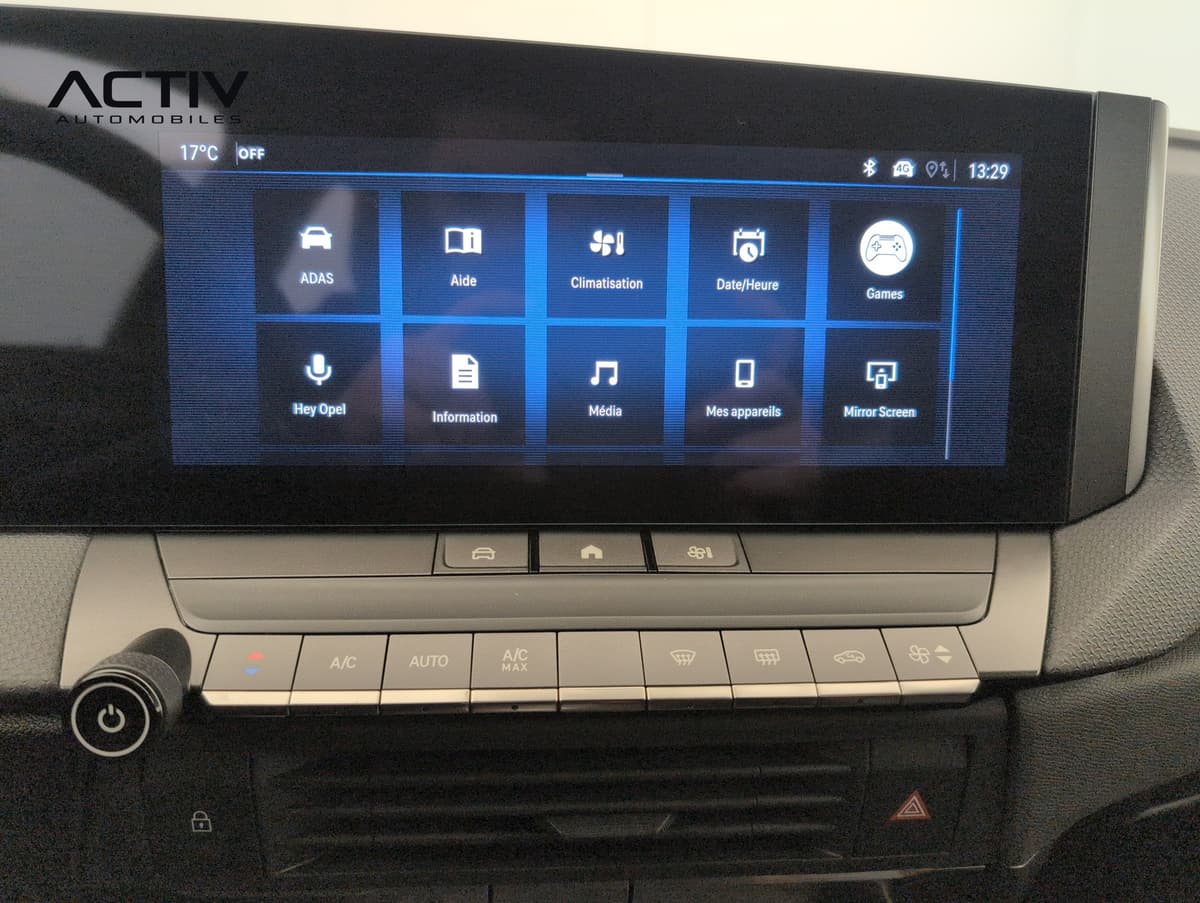 Opel Astra : écran tactile central avec menu d'applications et boutons de climatisation en dessous