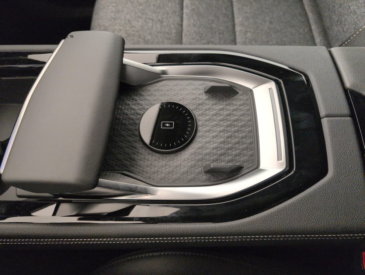 Renault Austral : console centrale avec chargeur à induction et repose-main coulissant