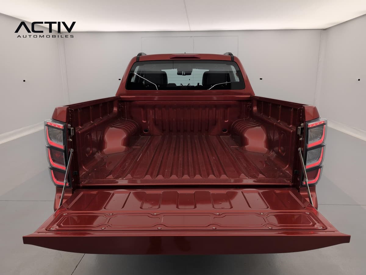 Isuzu D-MAX : plateau de benne vu de l'arrière avec hayon rabattu