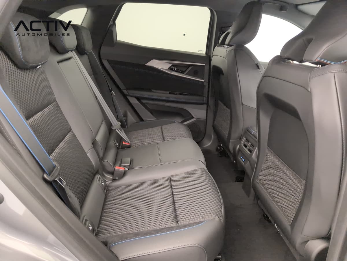 Renault Austral : banquette arrière noire avec accoudoir central rabattu, vue par la portière ouverte