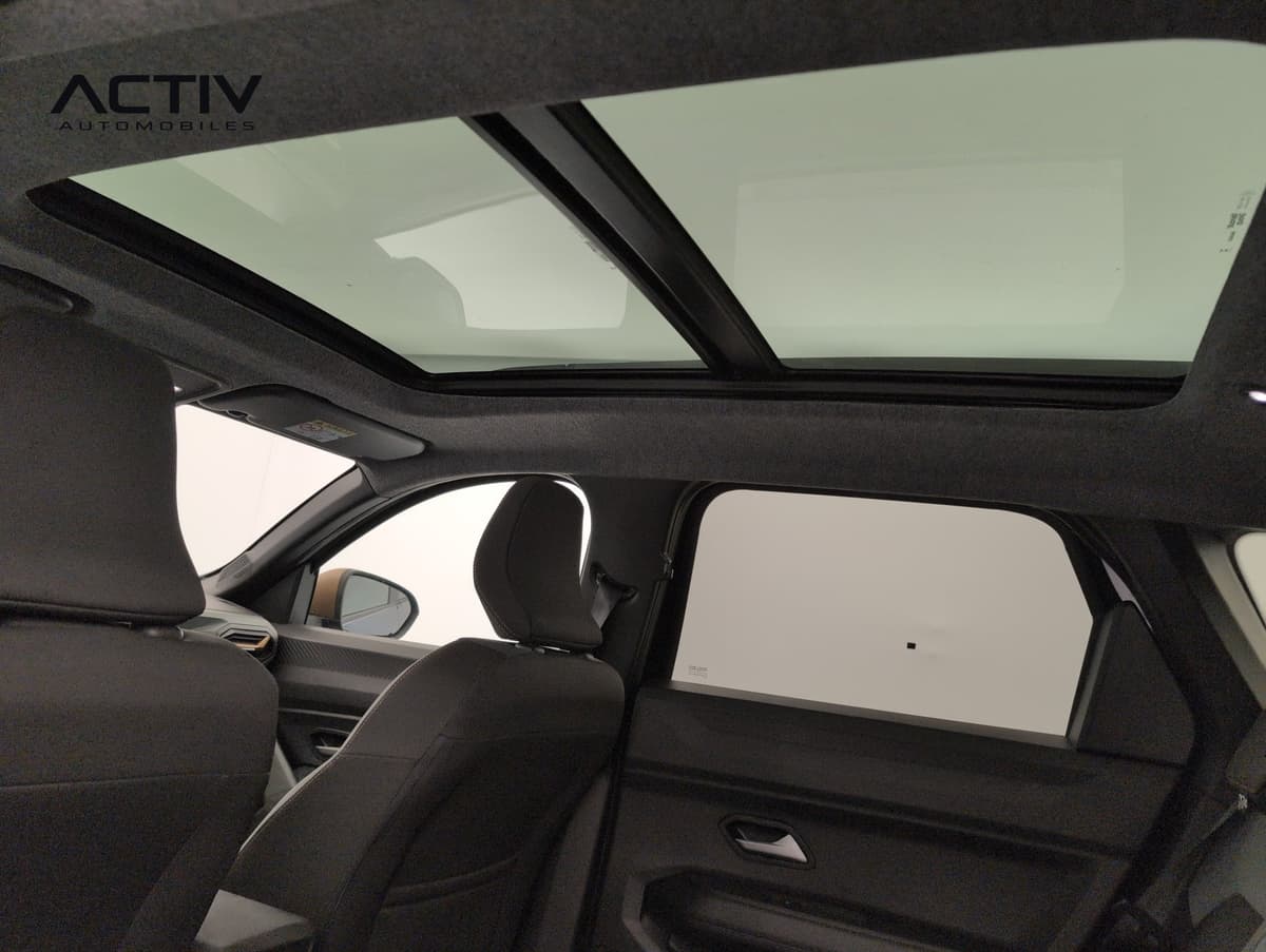 Dacia Bigster : toit ouvrant panoramique vu de l'intérieur, au-dessus des sièges avant