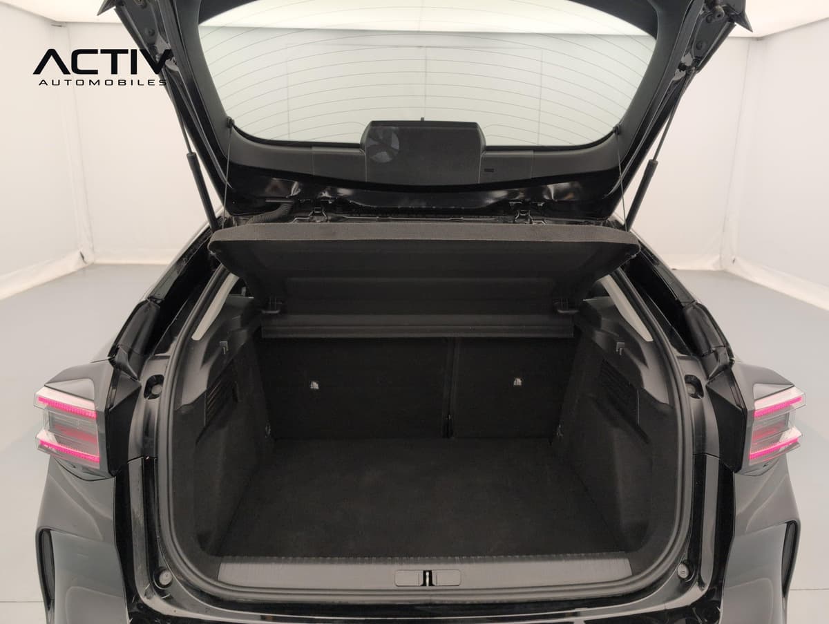 Citroën C4 : coffre ouvert avec tablette cache-bagages relevée et moquette noire