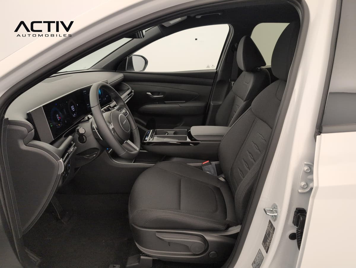 Hyundai Tucson : habitacle avant côté conducteur avec siège en tissu noir et volant