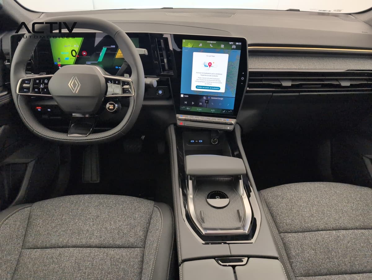 Renault Austral : planche de bord avec grand écran vertical, volant et console centrale