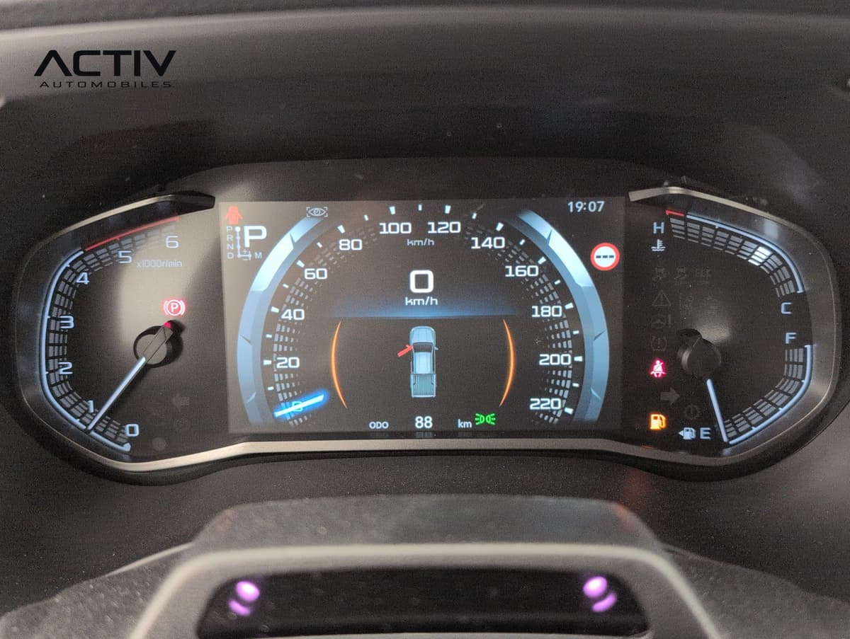 Isuzu D-MAX : combiné d'instruments avec écran numérique central et compteur de vitesse