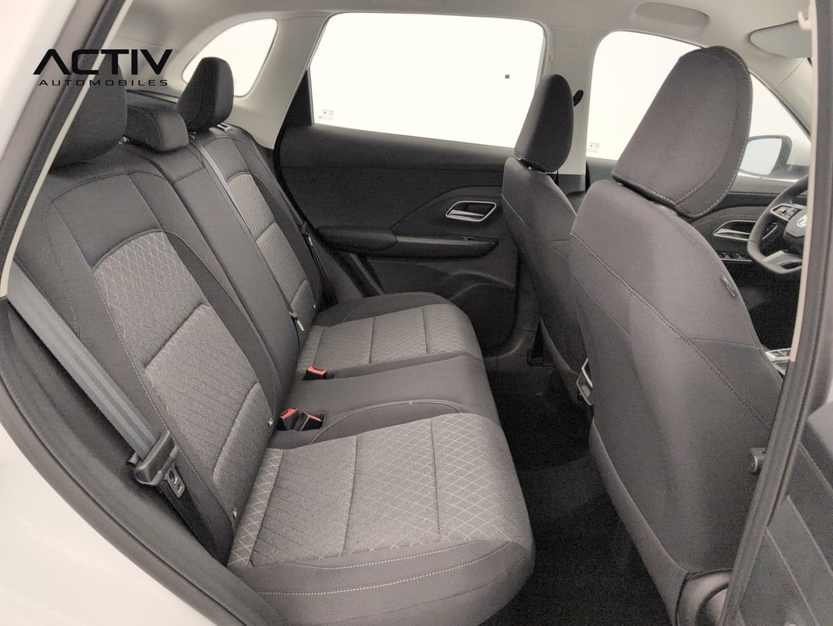 Mg ZS : banquette arrière en tissu noir vue par la portière ouverte