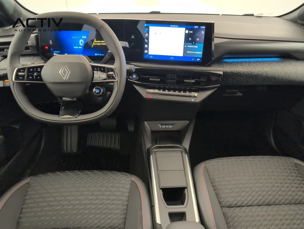 Renault Clio 6 : planche de bord avec volant, écran d'instrumentation et grand écran central