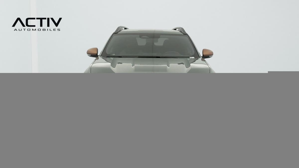Dacia Duster : face avant du SUV kaki avec barres de toit et rétroviseurs cuivrés