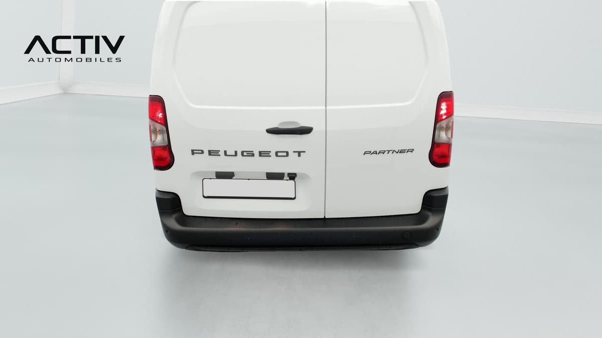 Peugeot Partner Fourgon : face arrière avec portes battantes tôlées, feux rouges et pare-chocs noir