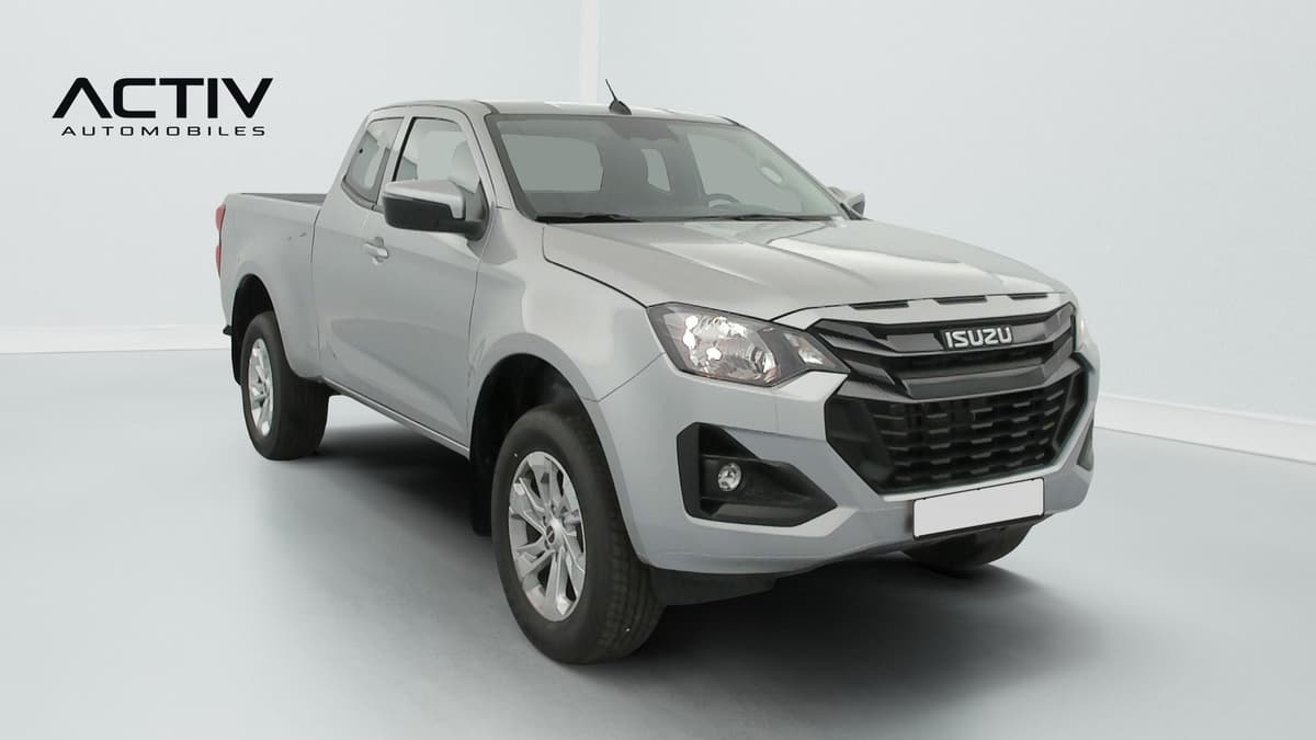 Isuzu D-MAX : pick-up gris vu de l'avant côté droit, avec calandre noire et jantes alliage