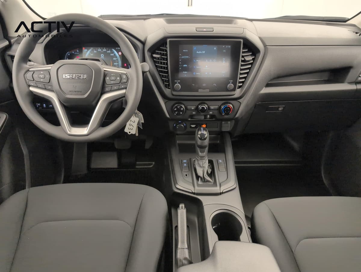 Isuzu D-MAX : planche de bord avec écran tactile, volant et levier de vitesses automatique