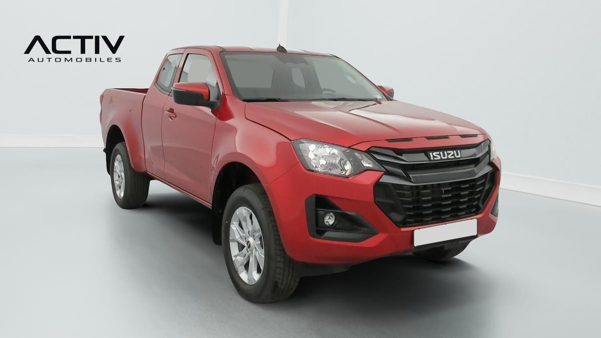 Isuzu D-MAX : vue avant trois quarts droit d'un pick-up rouge sur fond de studio