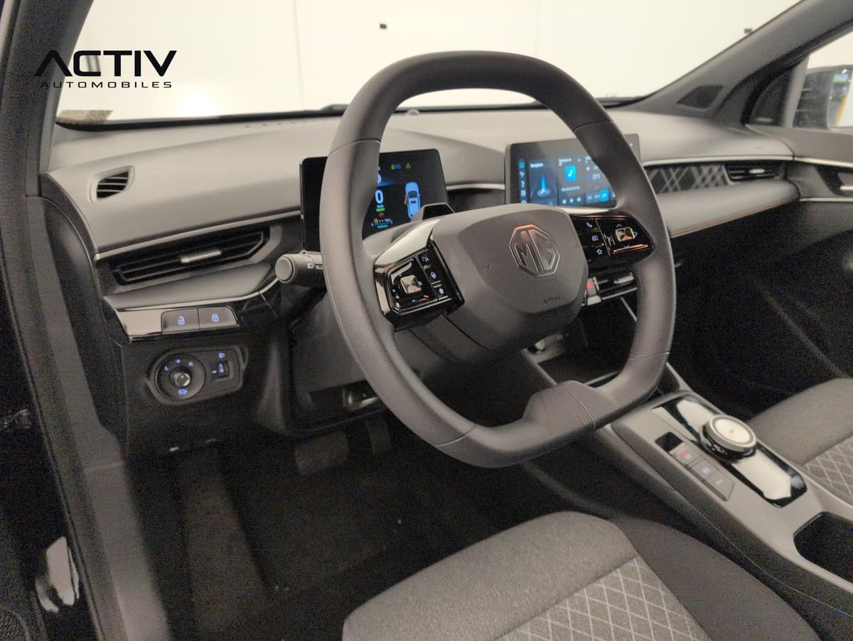 Mg MG3 : poste de conduite avec volant à commandes, compteur numérique et écran tactile