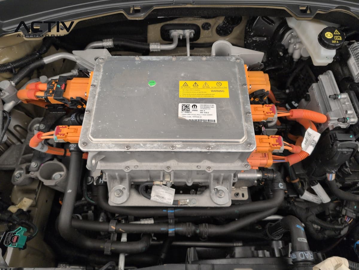 Citroën E-C3 Aircross : compartiment moteur ouvert avec boîtier haute tension, câbles orange et durites