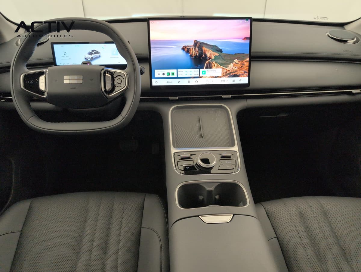 Geely Starray : planche de bord avec grand écran tactile, volant et console centrale