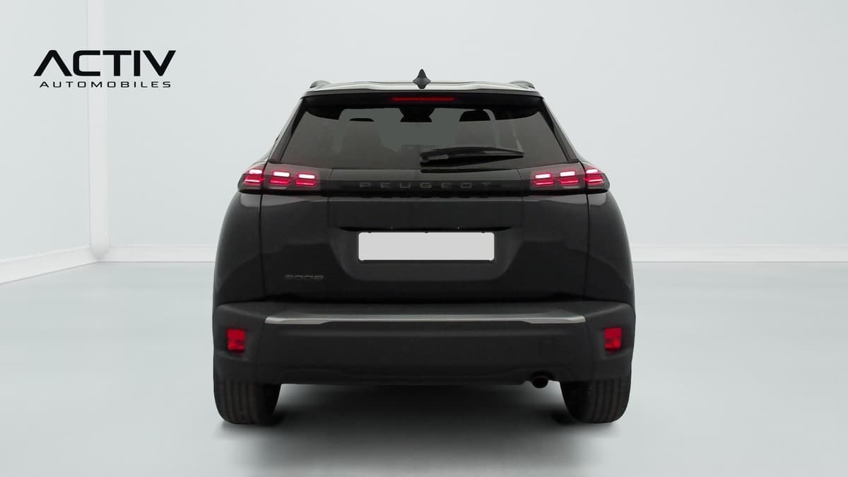 Peugeot 2008 : face arrière noire avec feux à trois griffes, lunette teintée et barres de toit