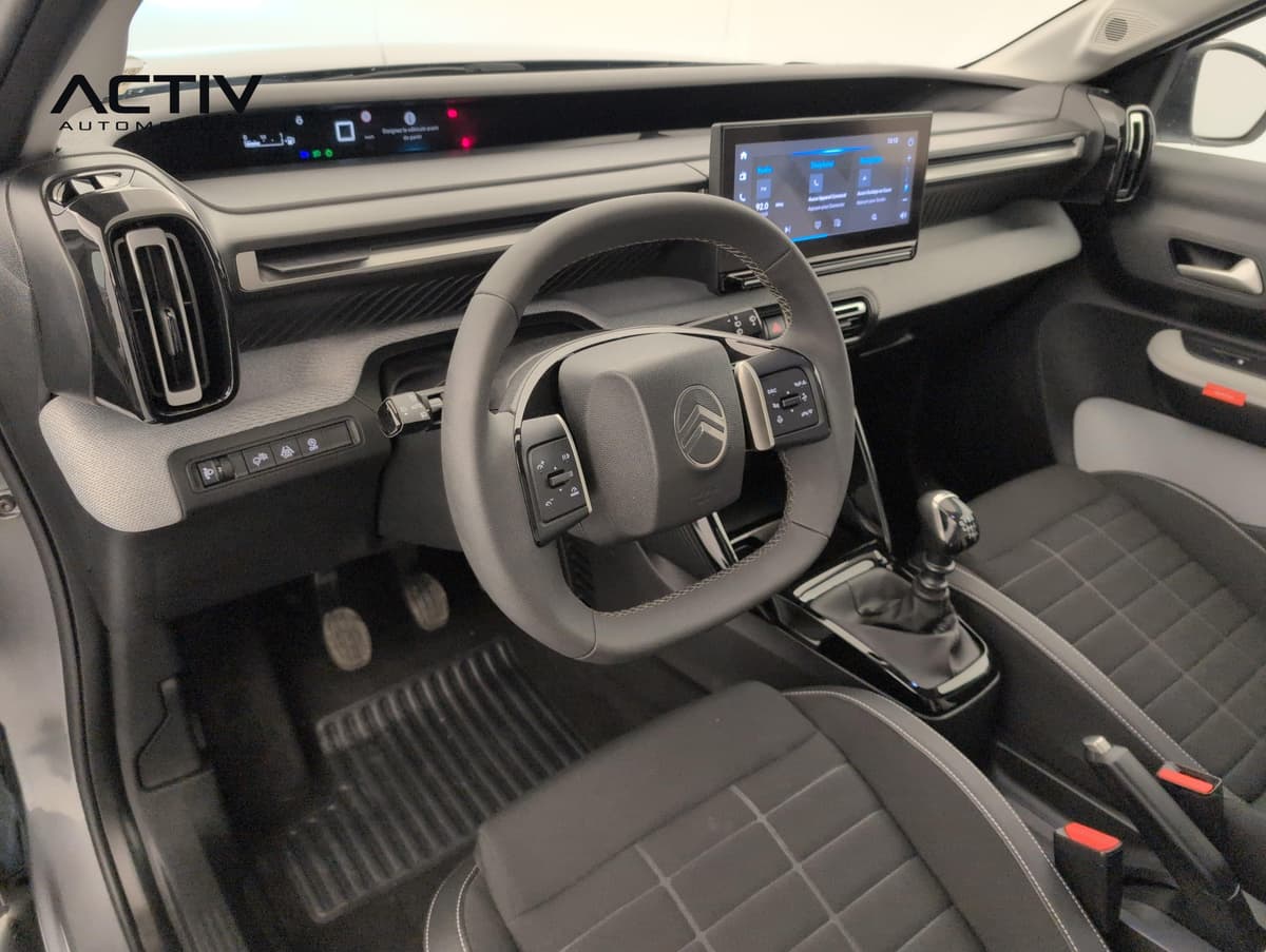 Citroën C3 : poste de conduite avec volant, écran tactile et levier de vitesses manuel