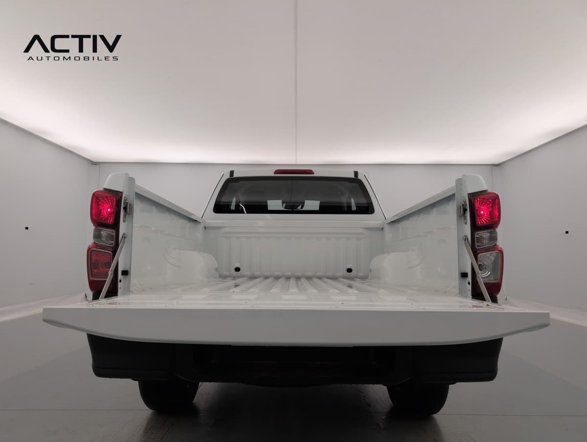 Isuzu D-MAX : plateau de chargement blanc avec hayon rabattu, vu de l'arrière