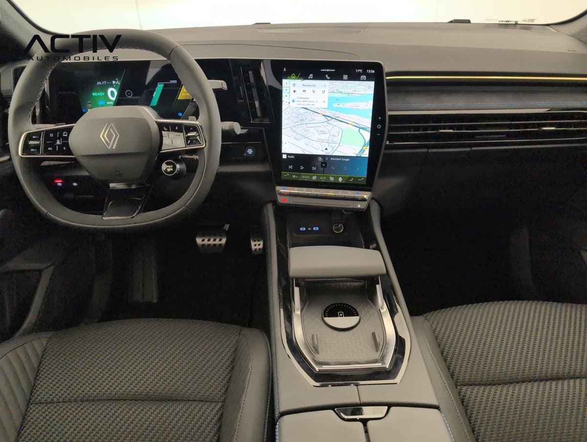 Renault Austral : planche de bord avec grand écran vertical, volant et console centrale