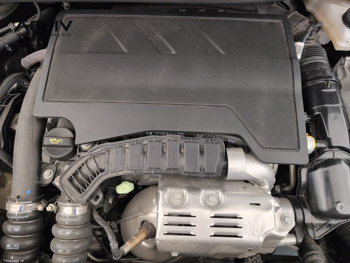 Peugeot 2008 : compartiment moteur avec cache plastique noir et durites visibles