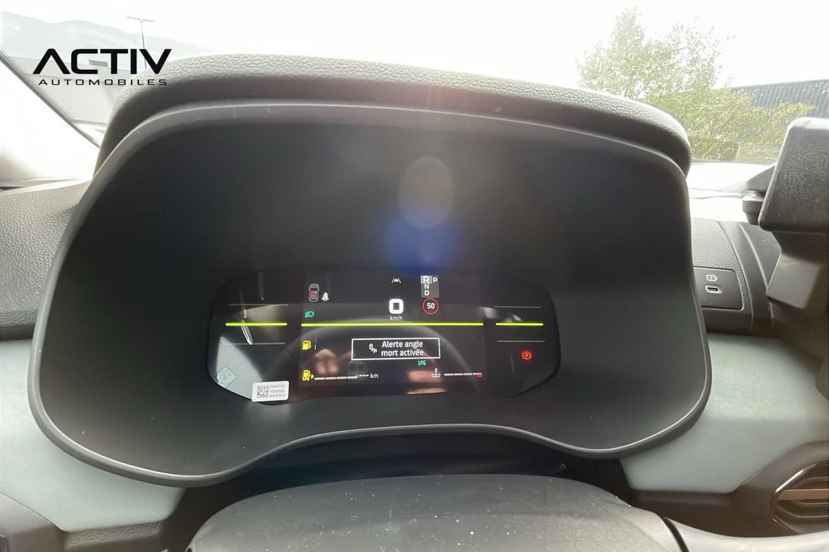 Dacia Sandero Gpl : tableau de bord numérique avec message d'alerte d'angle mort activée