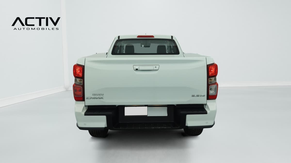 Isuzu D-MAX : face arrière d'un pick-up blanc avec hayon fermé et feux arrière