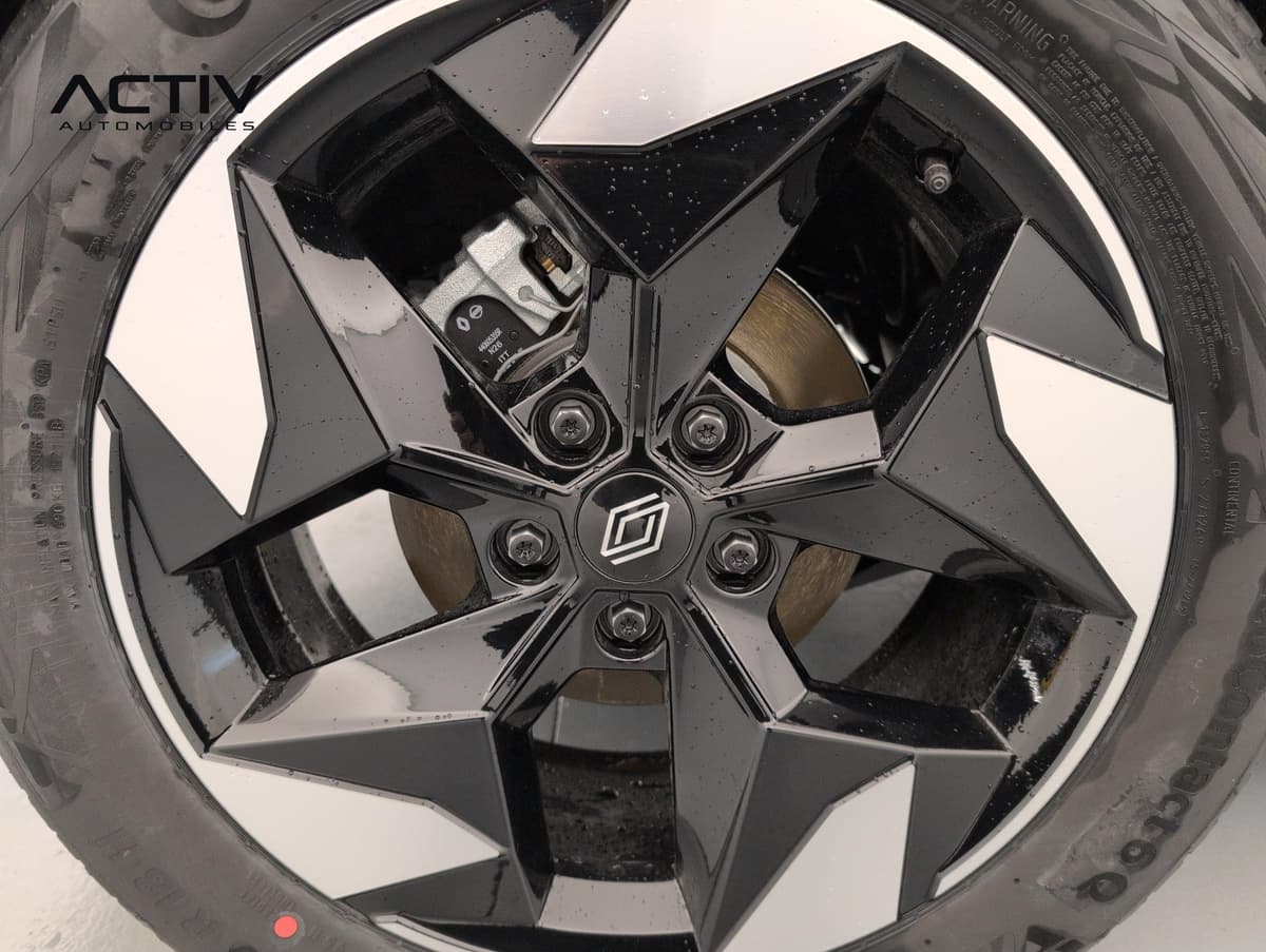 Renault Captur : jante aluminium bicolore noire et argent avec pneu, vue de près