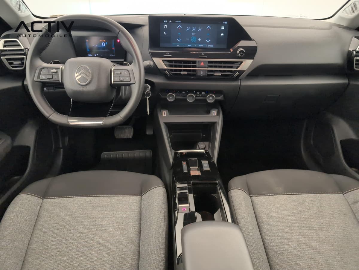Citroën C4 : planche de bord avec écran tactile, volant et console centrale vue du dessus