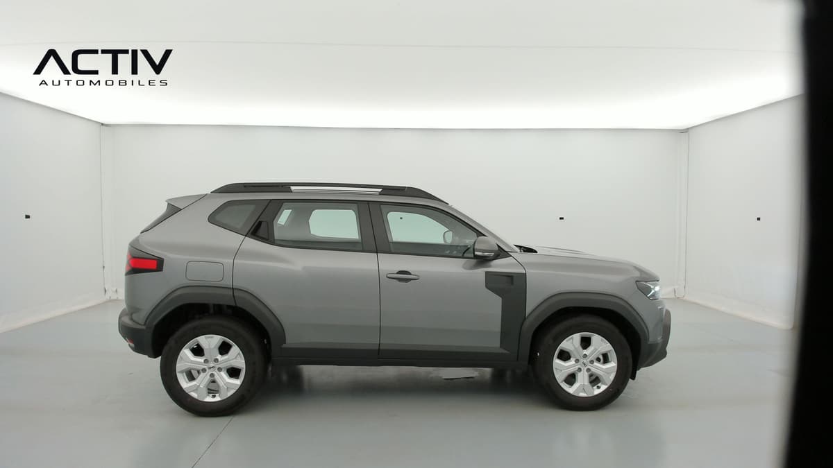 Dacia Duster : profil droit du SUV gris avec jantes alliage et barres de toit longitudinales