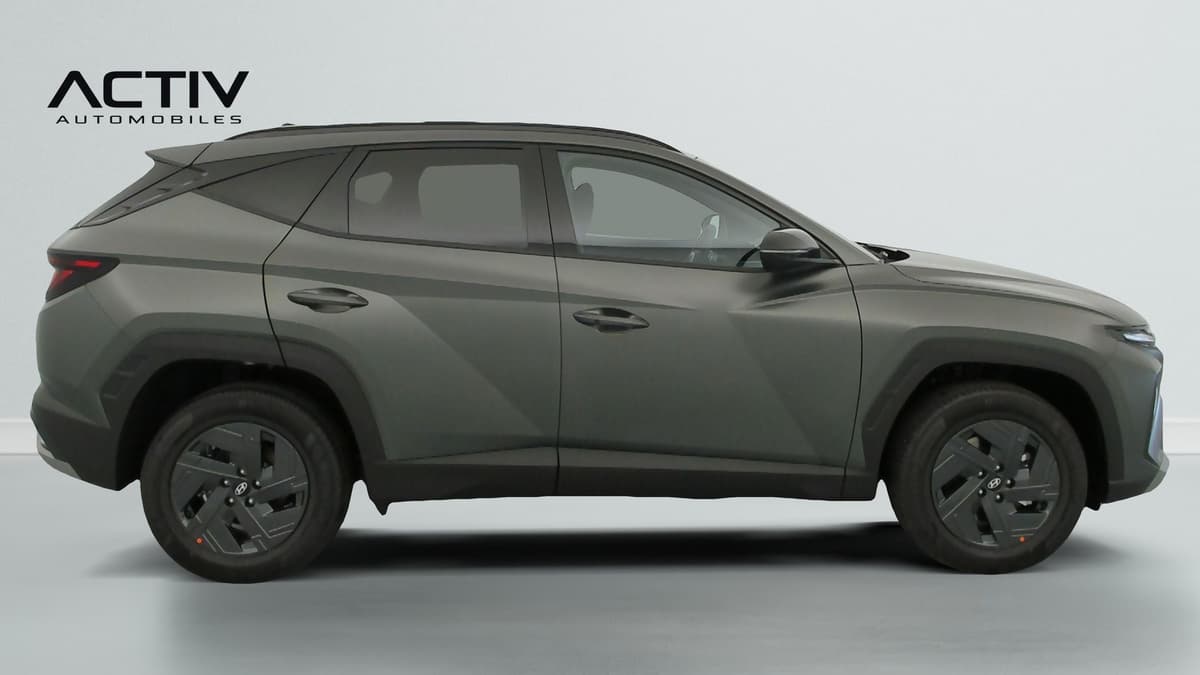 Hyundai Tucson : profil droit d'un SUV vert mat avec jantes alliage et toit contrasté noir